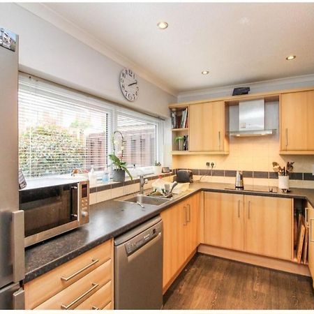 Twin Room In Crawley,Gatwick,West Sussex Ifield Екстер'єр фото