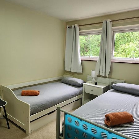 Twin Room In Crawley,Gatwick,West Sussex Ifield Екстер'єр фото