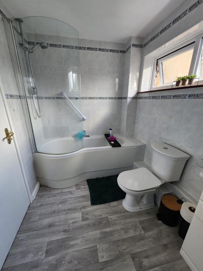Twin Room In Crawley,Gatwick,West Sussex Ifield Екстер'єр фото