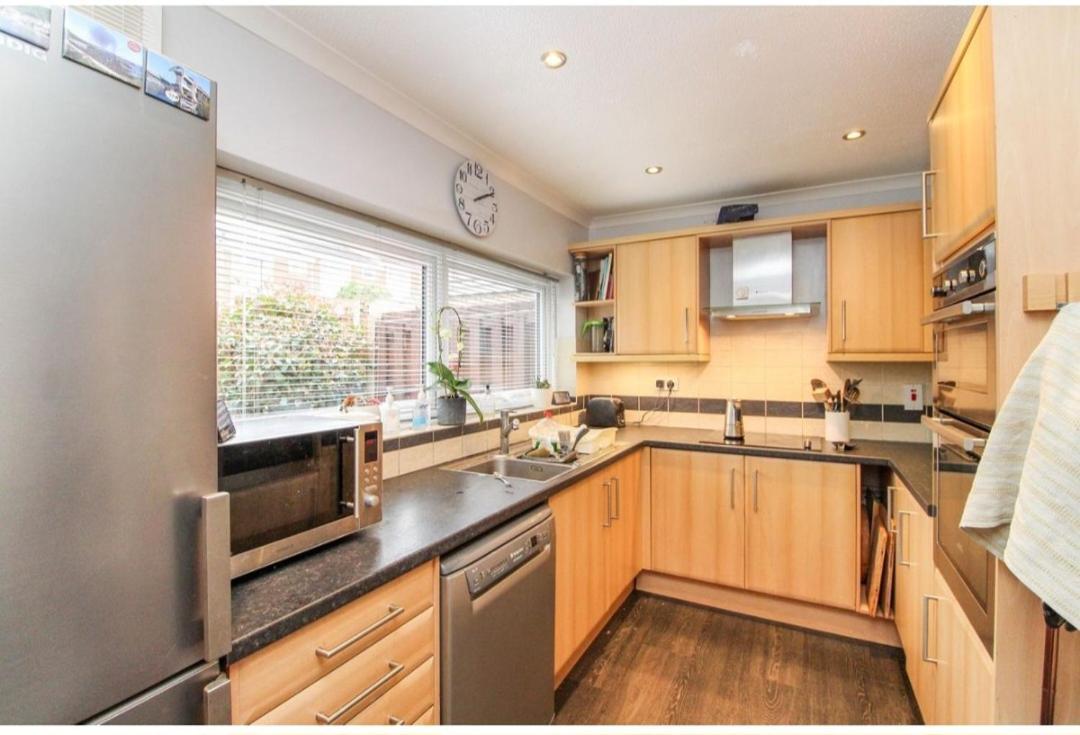 Twin Room In Crawley,Gatwick,West Sussex Ifield Екстер'єр фото