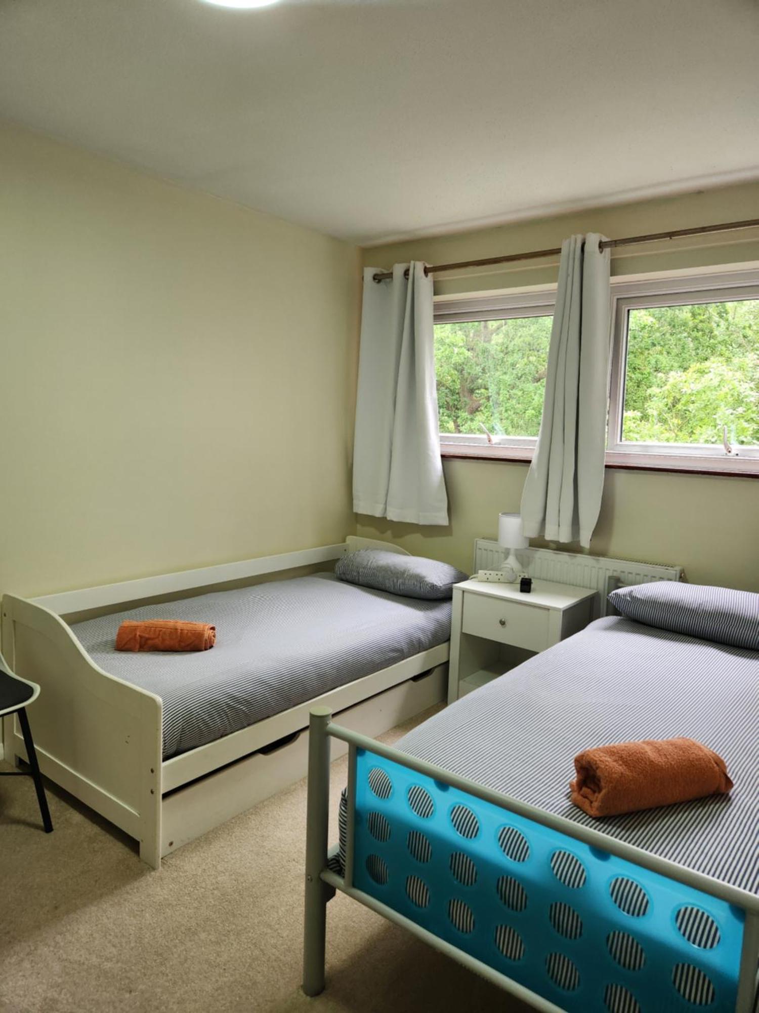 Twin Room In Crawley,Gatwick,West Sussex Ifield Екстер'єр фото